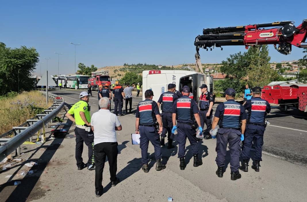 Yolcu otobüsü devrildi! Çok sayıda ölü ve yaralı var 3